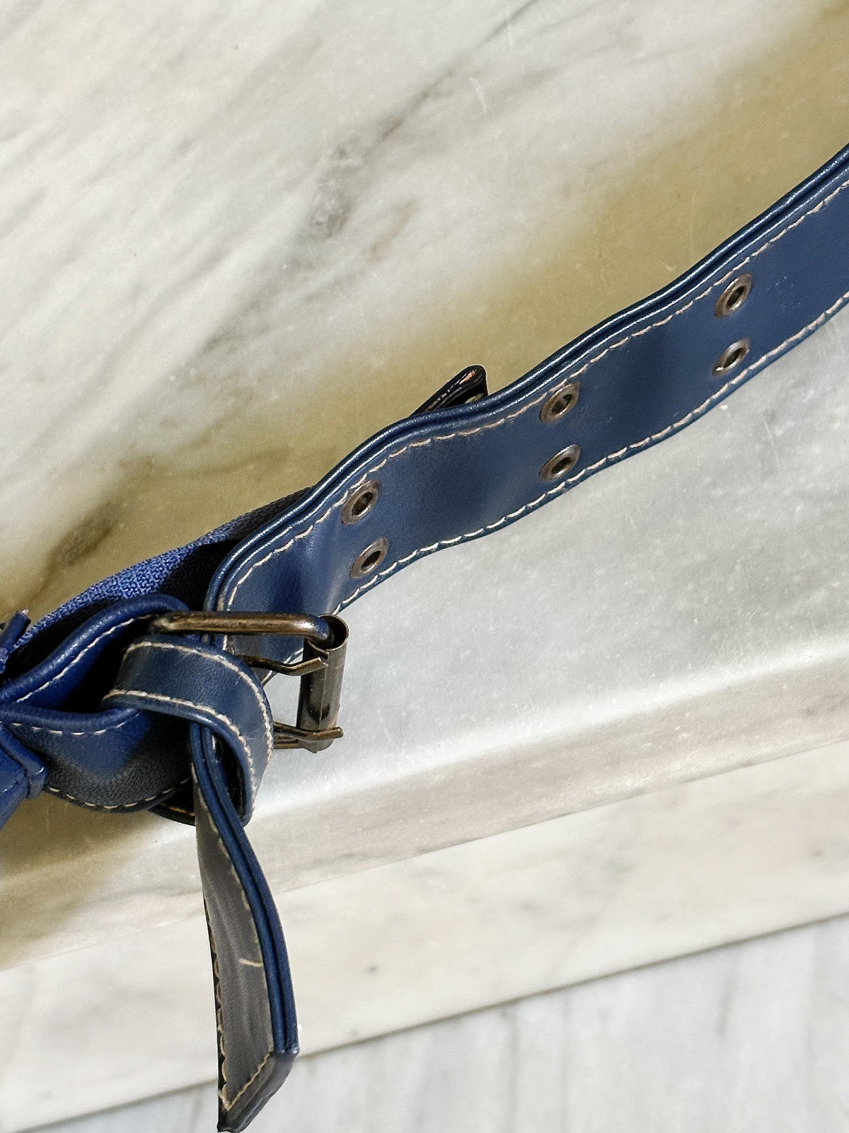 Borsa vintage Y2K in pelle blu con doppie tasche e fibbie