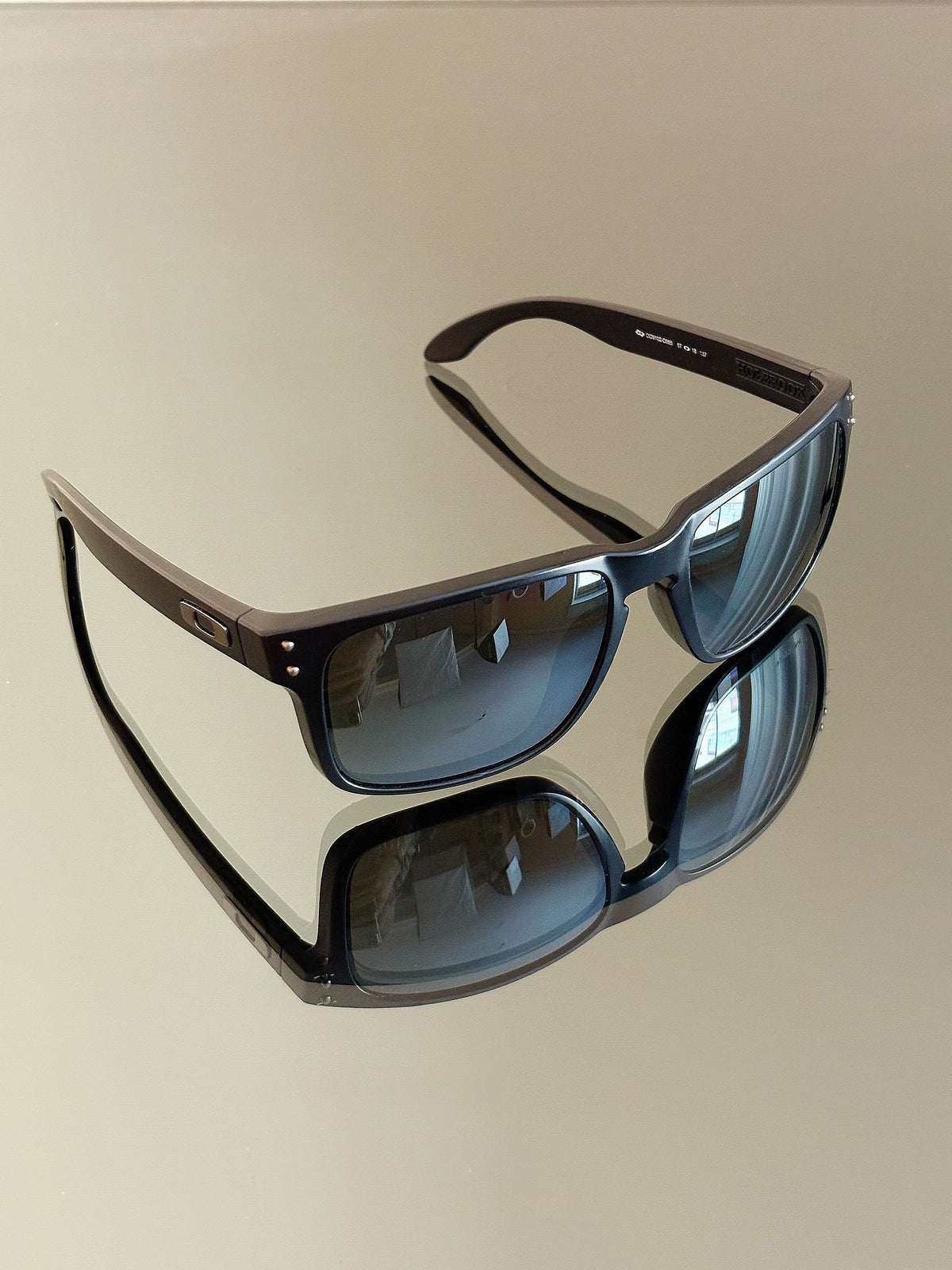 OAKLEY HOLBROOK – Occhiali da sole Matte Black / Dark Lenses – Icon Logo