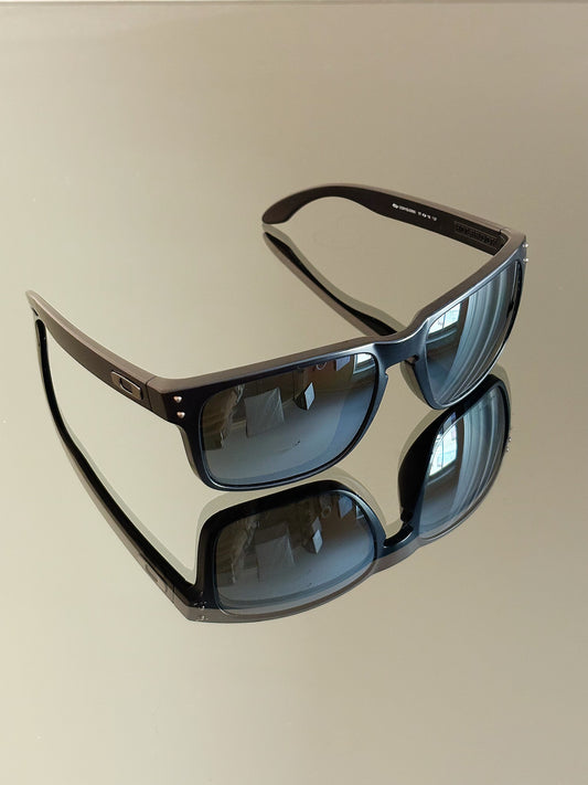 OAKLEY HOLBROOK – Occhiali da sole Matte Black / Dark Lenses – Icon Logo