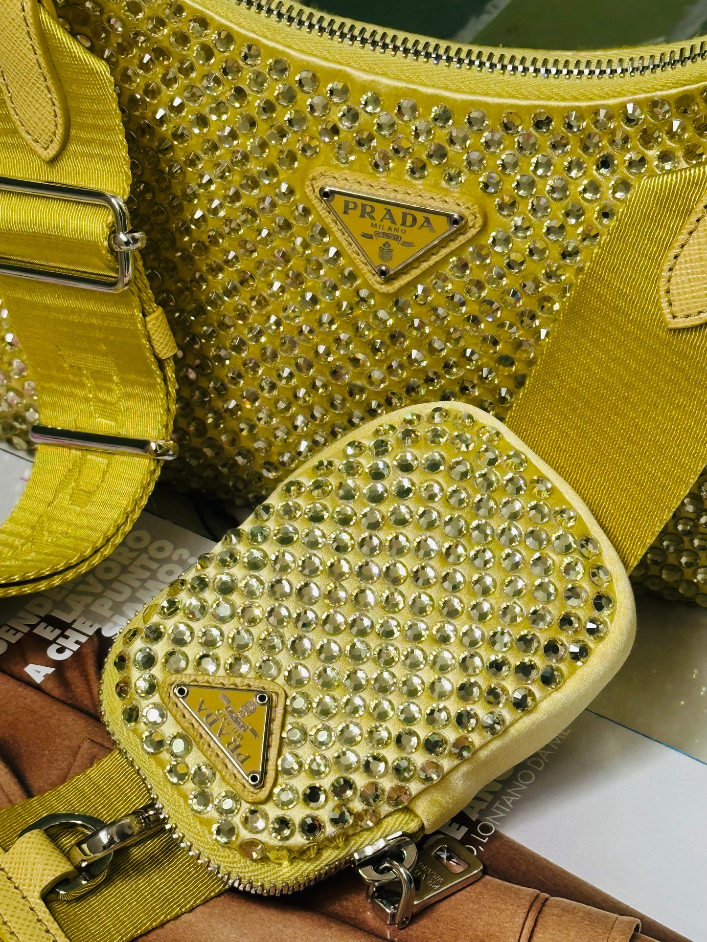 PRADA - Re-Edition 2005 Shoulder Bag – Satin Giallo con Cristalli
