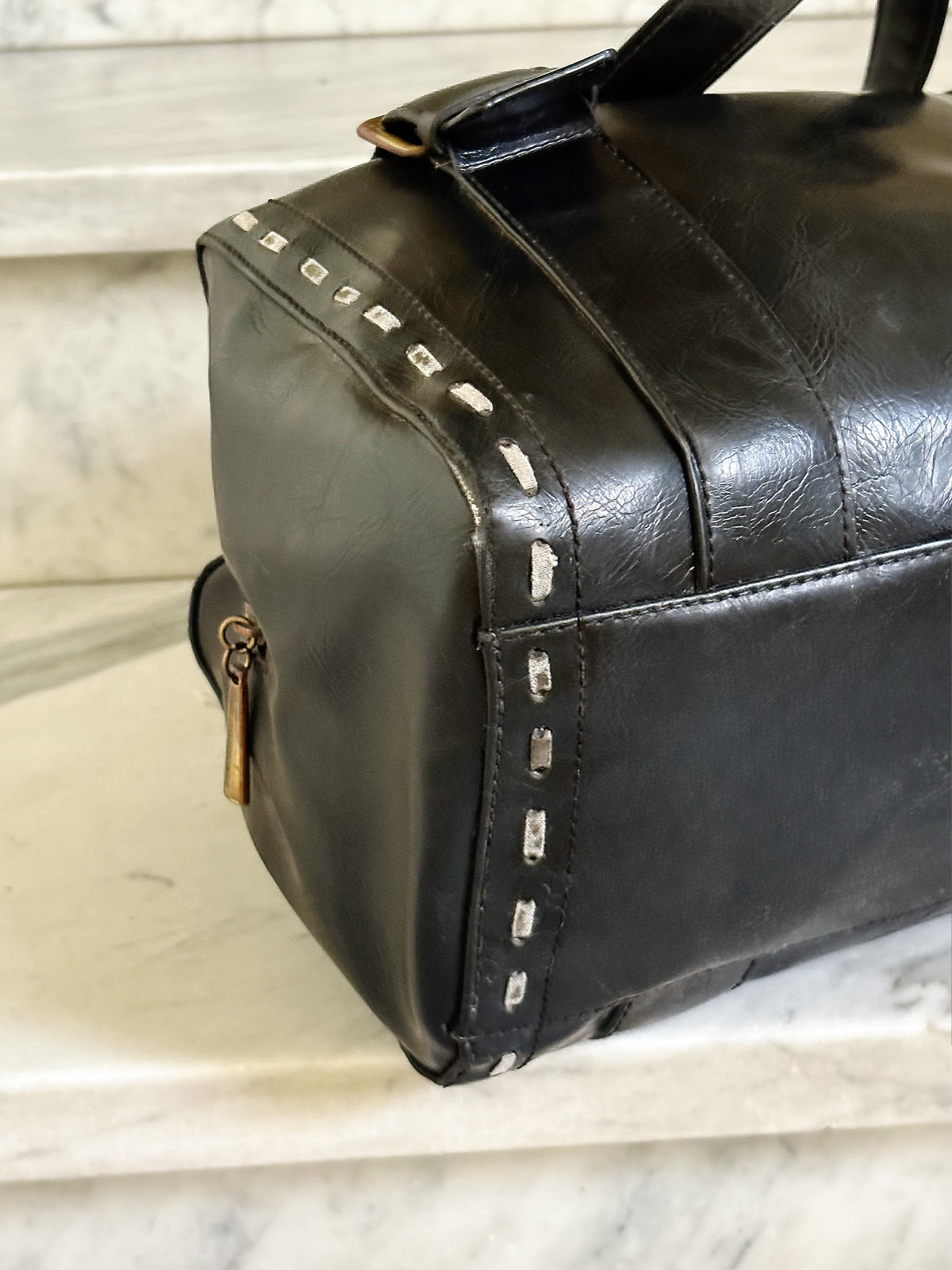 Borsa vintage Y2K in pelle nera – Bowling Bag con fibbie e cuciture a contrasto