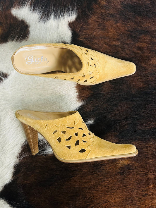 Mules Vintage in Camoscio Giallo Ocra con Intagli – Made in Italy | Taglia 38