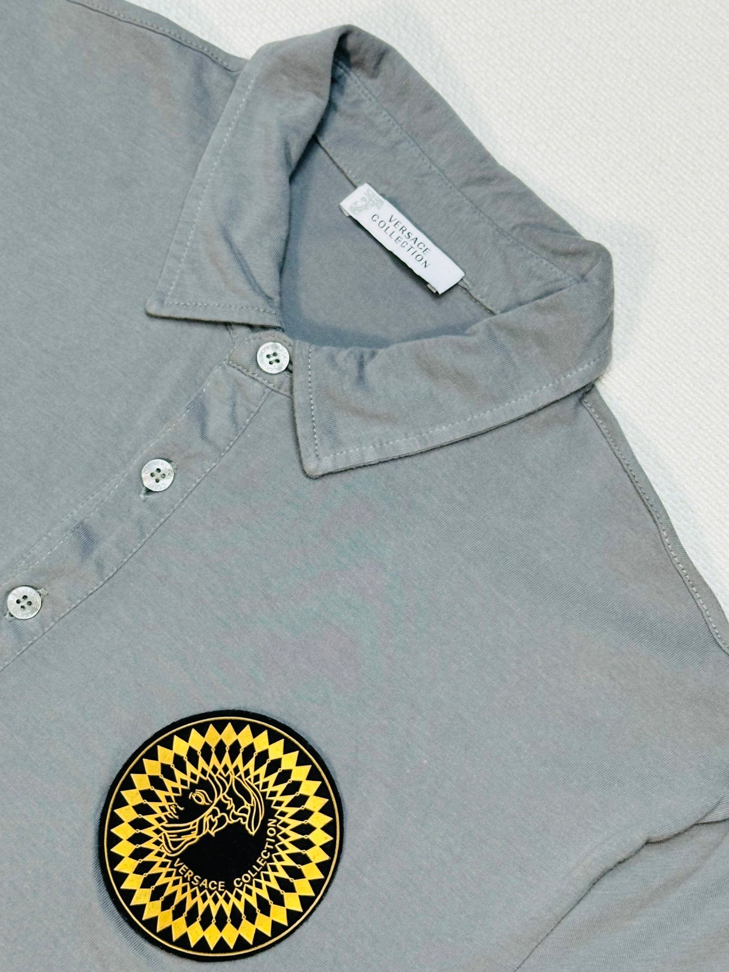VERSACE COLLECTION –  Polo color grigio con Patch dorato di Medusa stilizzata | XXL