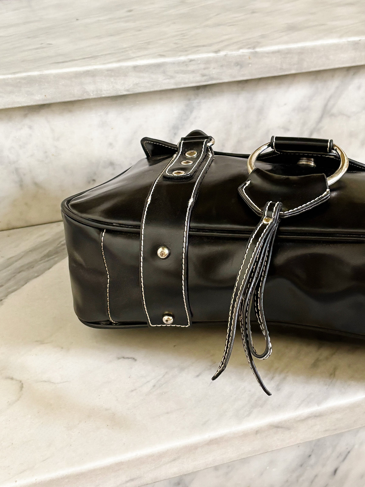 Borsa vintage Y2K nera in pelle con cuciture a contrasto e dettagli metallici