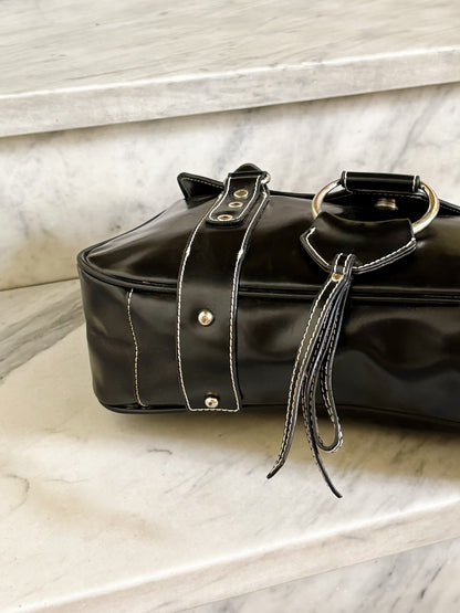 Borsa vintage Y2K nera in pelle con cuciture a contrasto e dettagli metallici