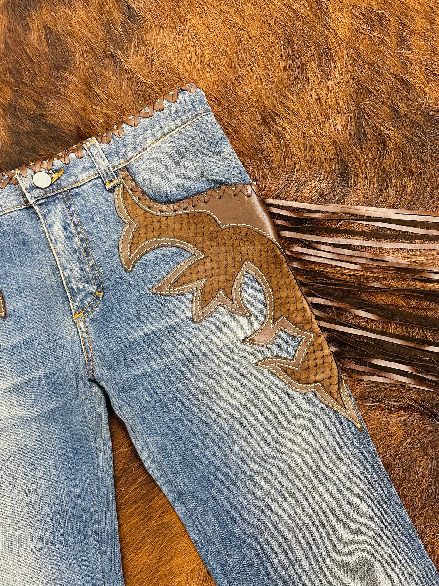 ￼ROBERTO CAVALLI - Jeans Western Revival in Denim e Pelle con Frange