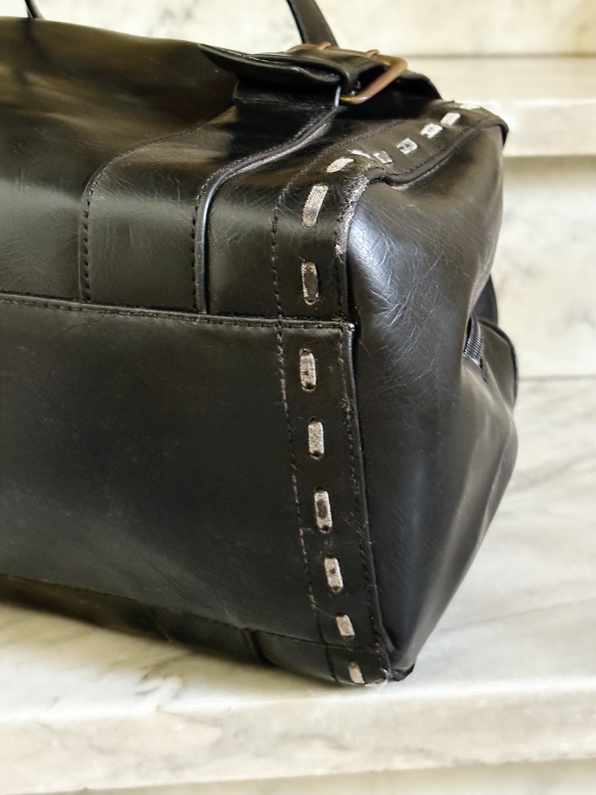 Borsa vintage Y2K in pelle nera – Bowling Bag con fibbie e cuciture a contrasto