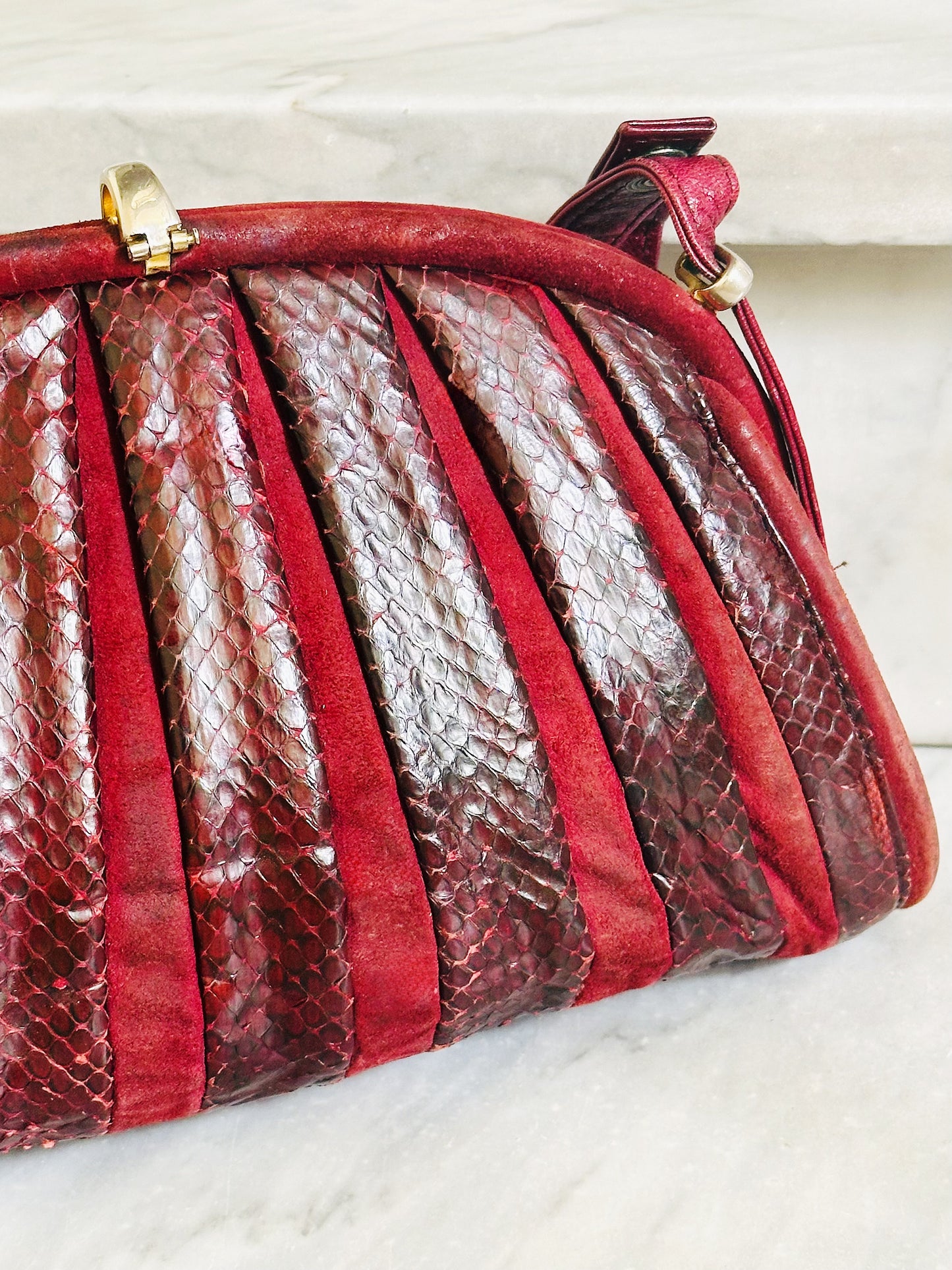 CLUTCH - Borsa vintage in pitone bordeaux dettagli in suede e chiusura gioiello