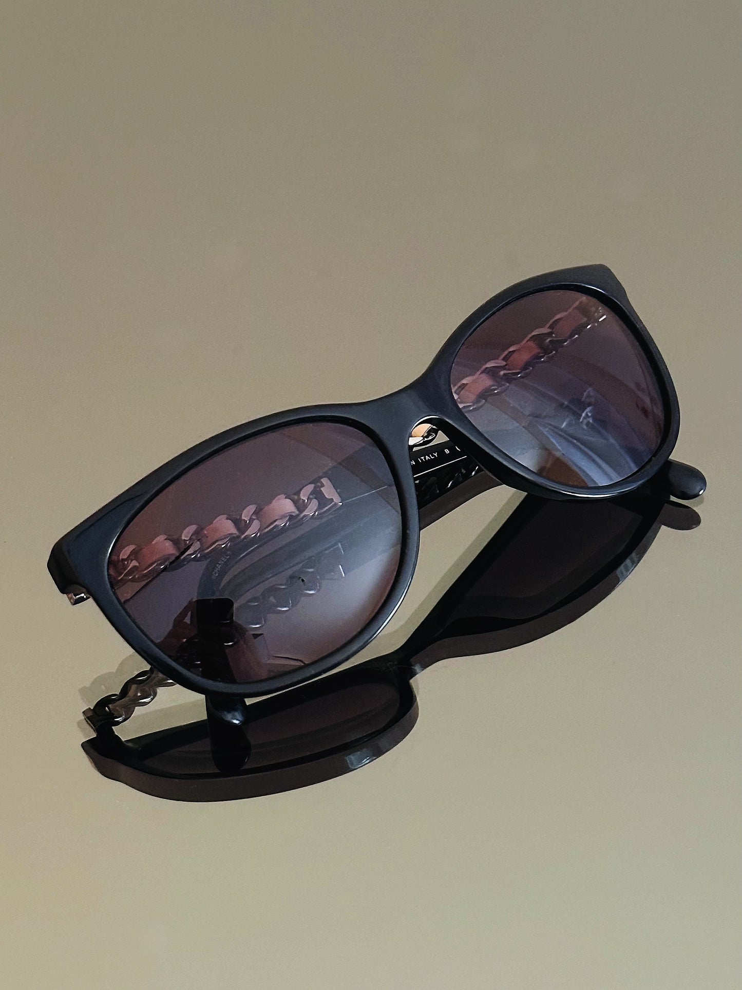 CHANEL - Occhiali da Sole Chanel 5260-Q – Nero con Catena Iconica Oro Champagne