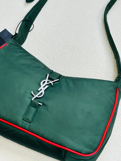 SAINT LAURENT PARIS - Borsa Shoulder in Nylon Verde Racing con profili rossi