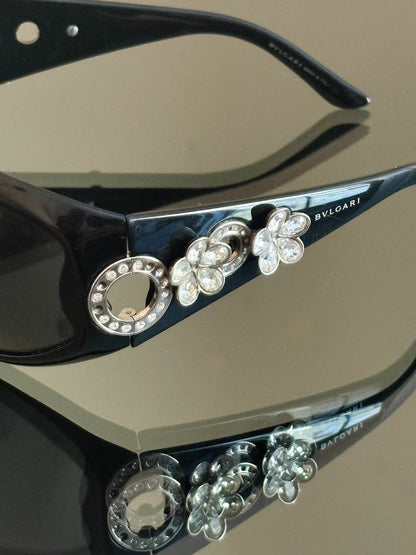 BVLGARI – Occhiali da sole vintage neri con cristalli e dettagli floreali