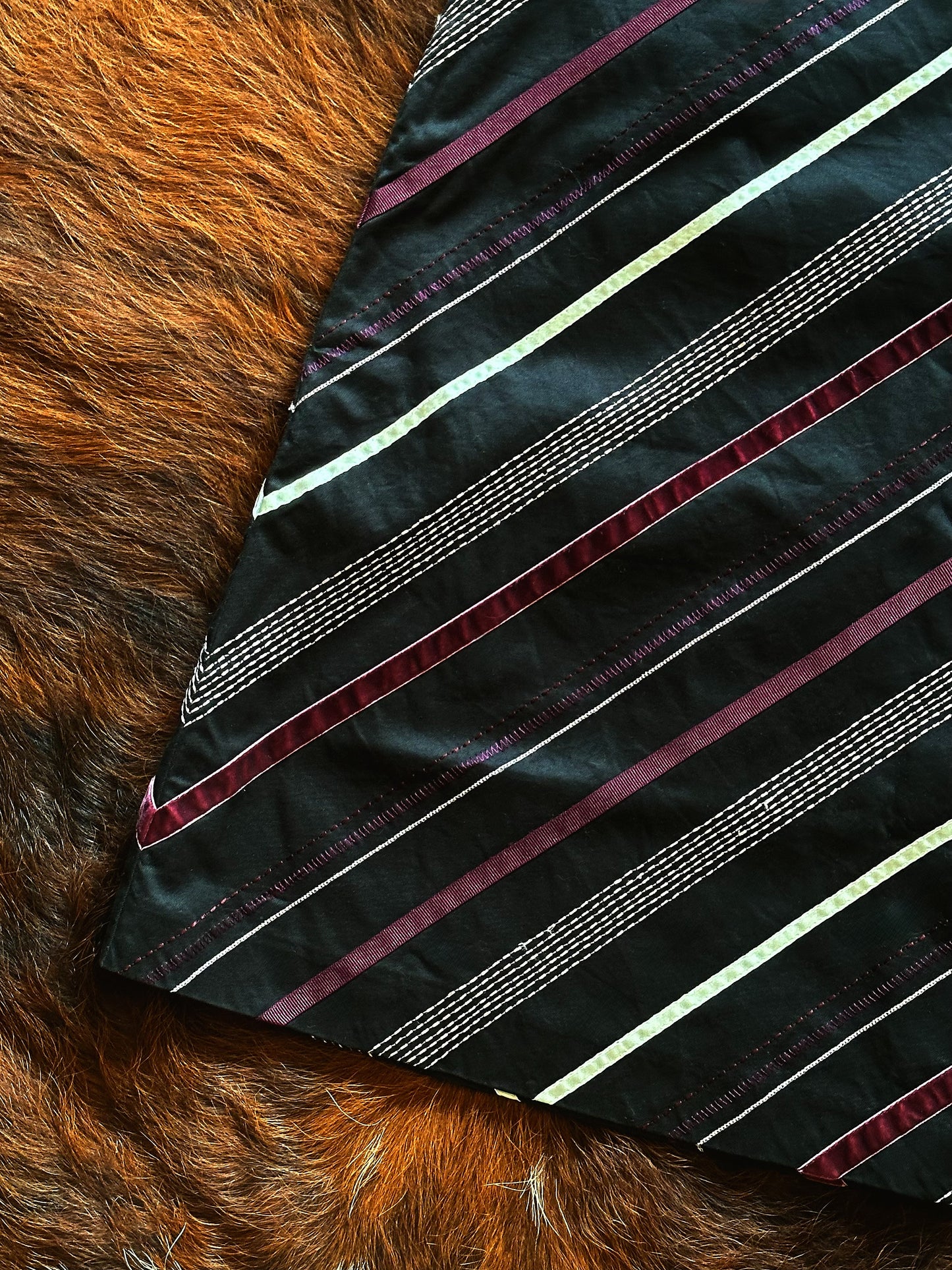 Gonna vintage a trapezio in cotone con righe diagonali – Nero/Ciliegia
