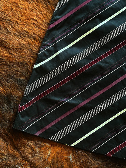 Gonna vintage a trapezio in cotone con righe diagonali – Nero/Ciliegia