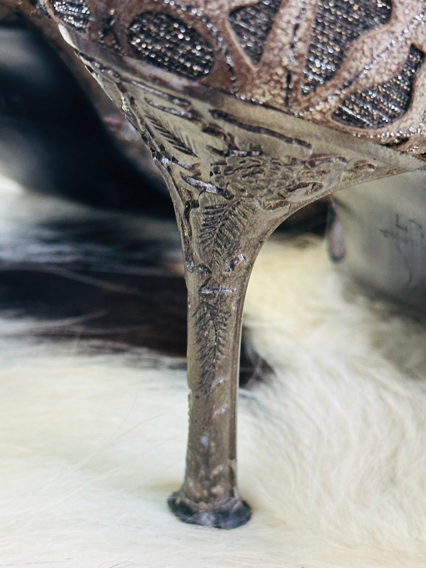 Décolleté vintage in pizzo lamé bronzo con tacco scolpito – Made in Italy