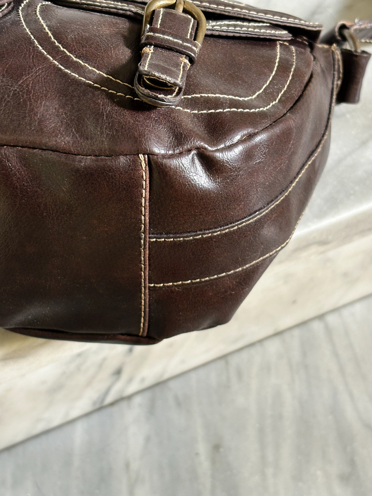 Vintage Y2K Brown Buckle Shoulder Bag – Borsa a Tracolla Marrone con Fibbie e Cuciture a Contrasto