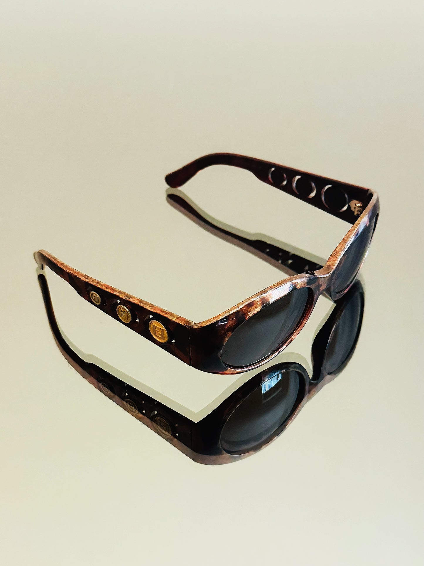 FENDI - Occhiali da sole vintage FF Medallion – Made in Italy