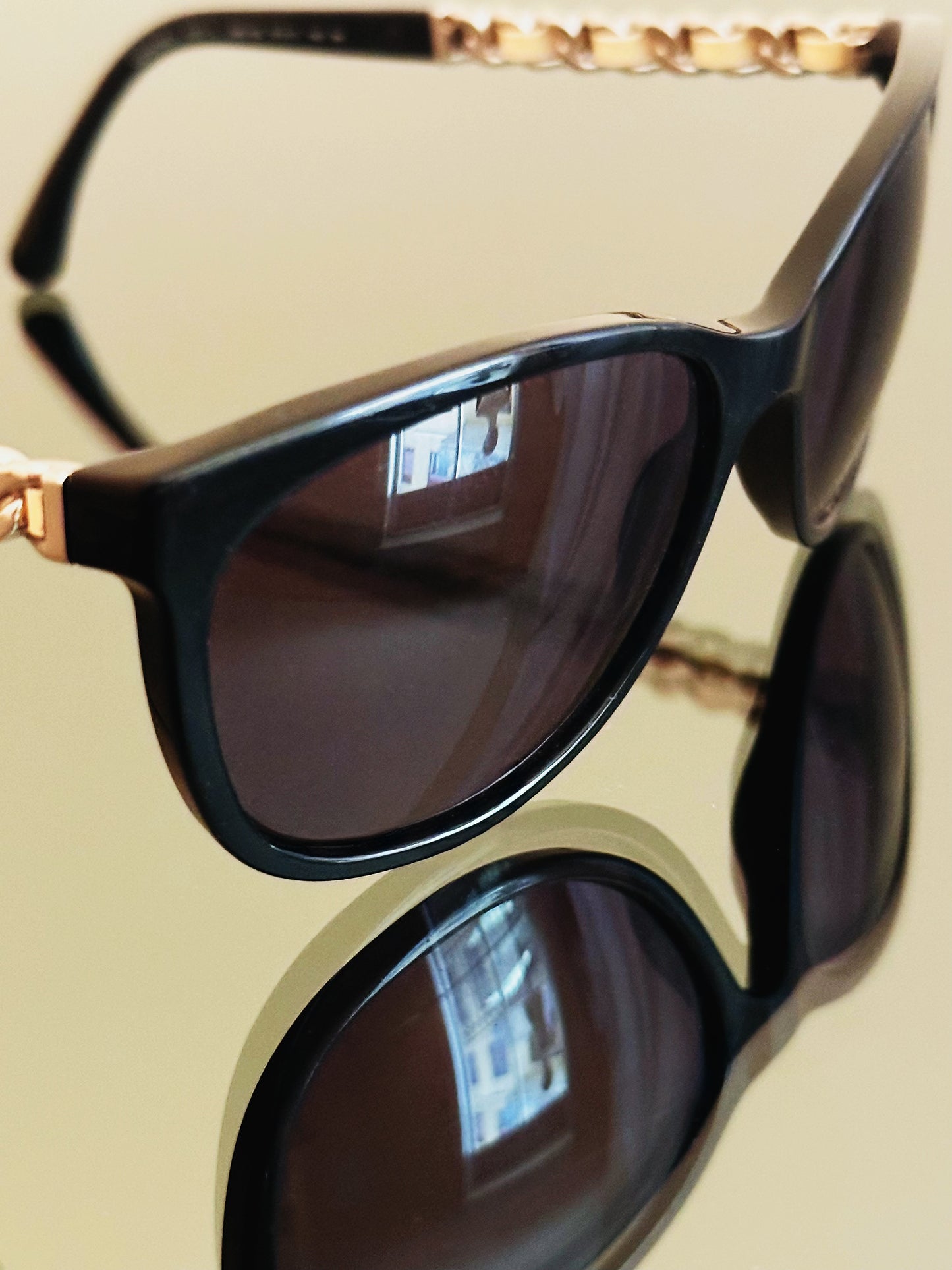 CHANEL - Occhiali da Sole Chanel 5260-Q – Nero con Catena Iconica Oro Champagne