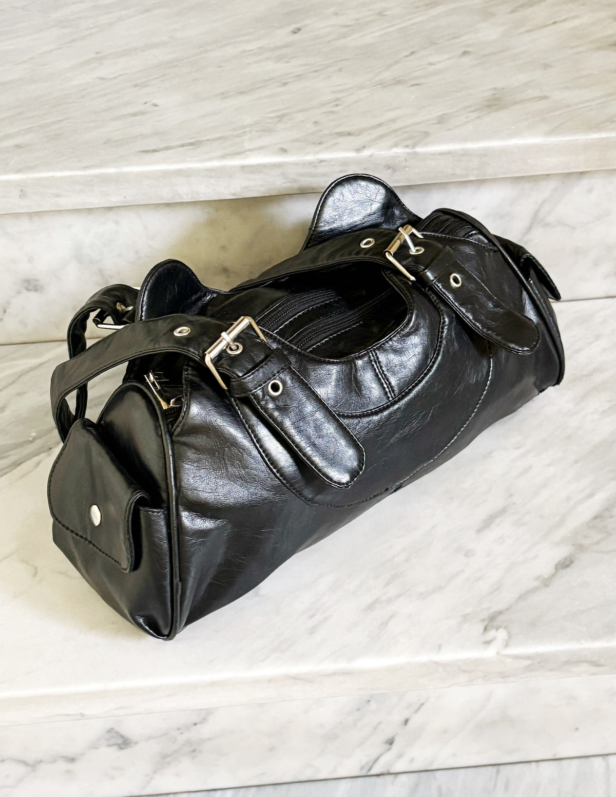 Borsa vintage in pelle nera Y2K con doppio manico e fibbie