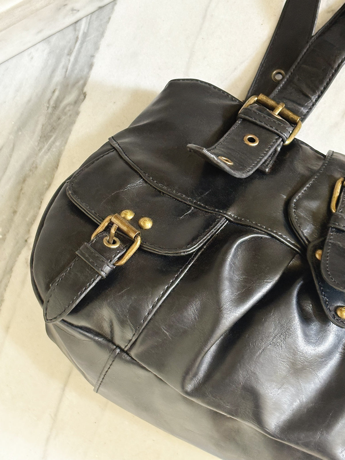 Borsa vintage Y2K in pelle nera con fibbie e tasche – 2000s Buckle Shoulder Bag