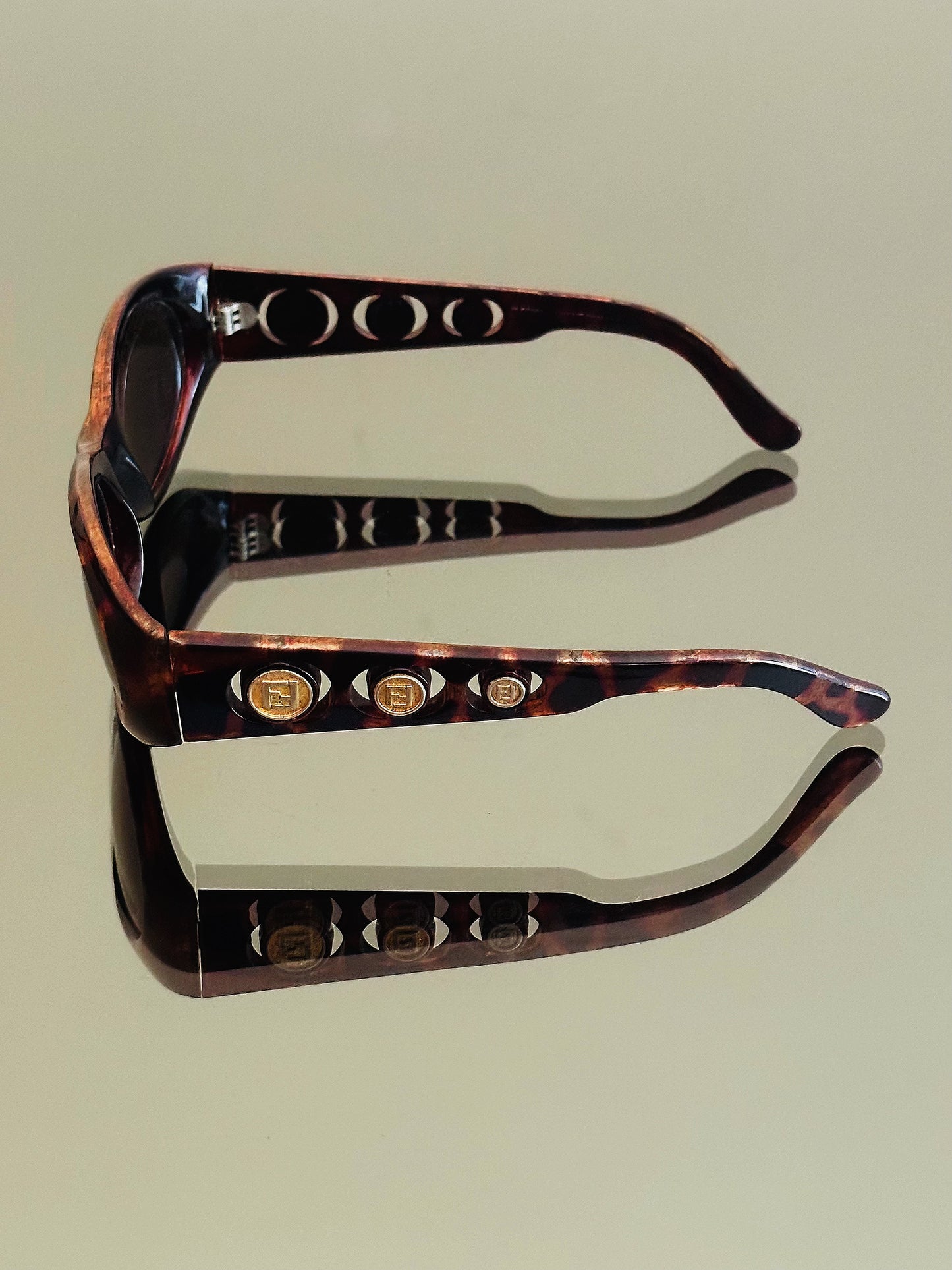 FENDI - Occhiali da sole vintage FF Medallion – Made in Italy