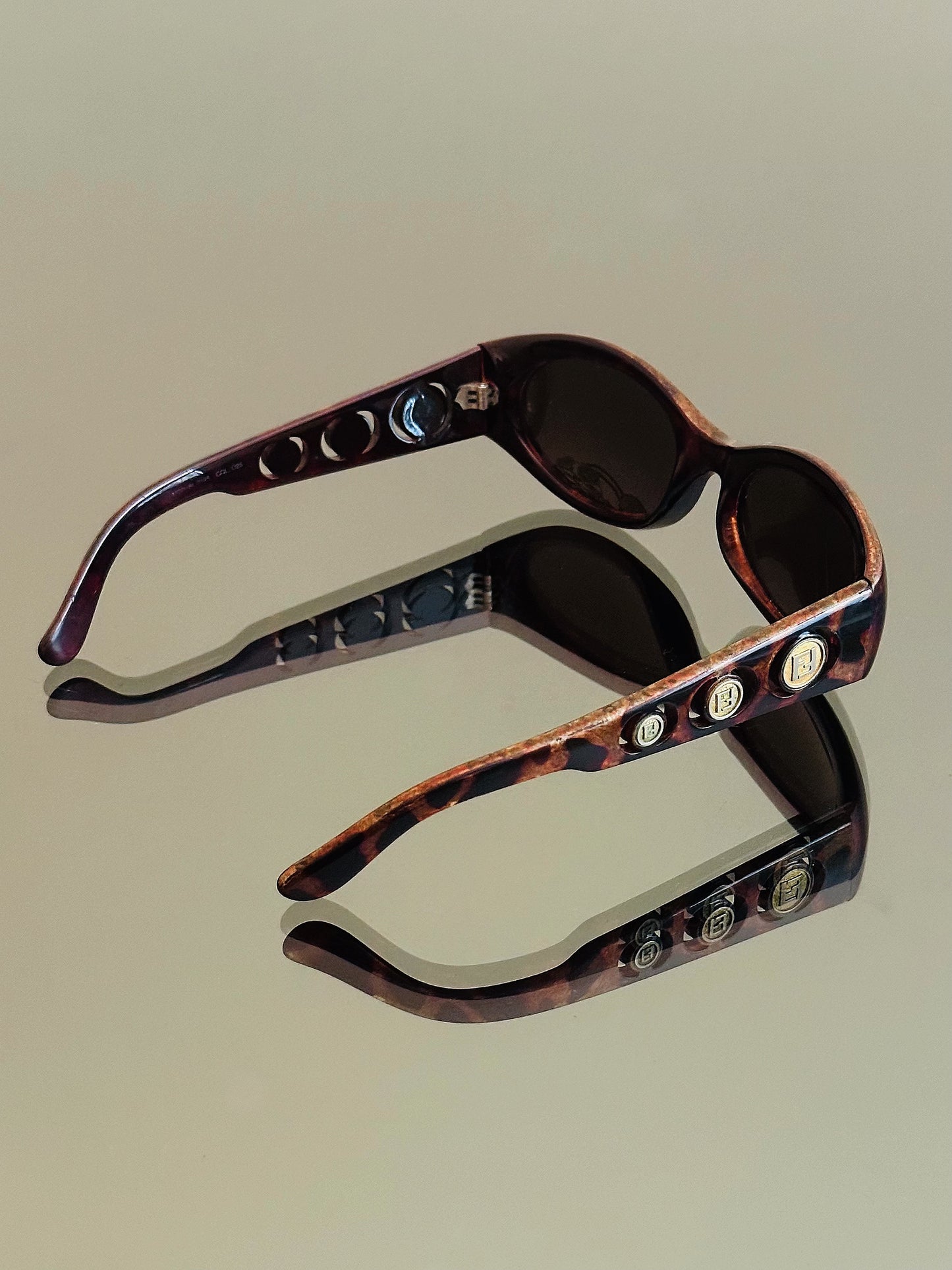 FENDI - Occhiali da sole vintage FF Medallion – Made in Italy
