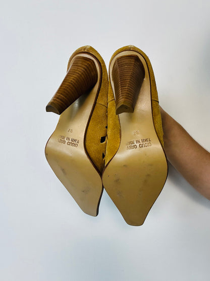 Mules Vintage in Camoscio Giallo Ocra con Intagli – Made in Italy | Taglia 38