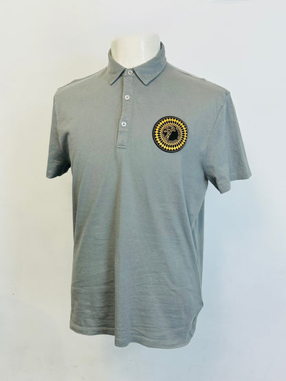 VERSACE COLLECTION –  Polo color grigio con Patch dorato di Medusa stilizzata | XXL