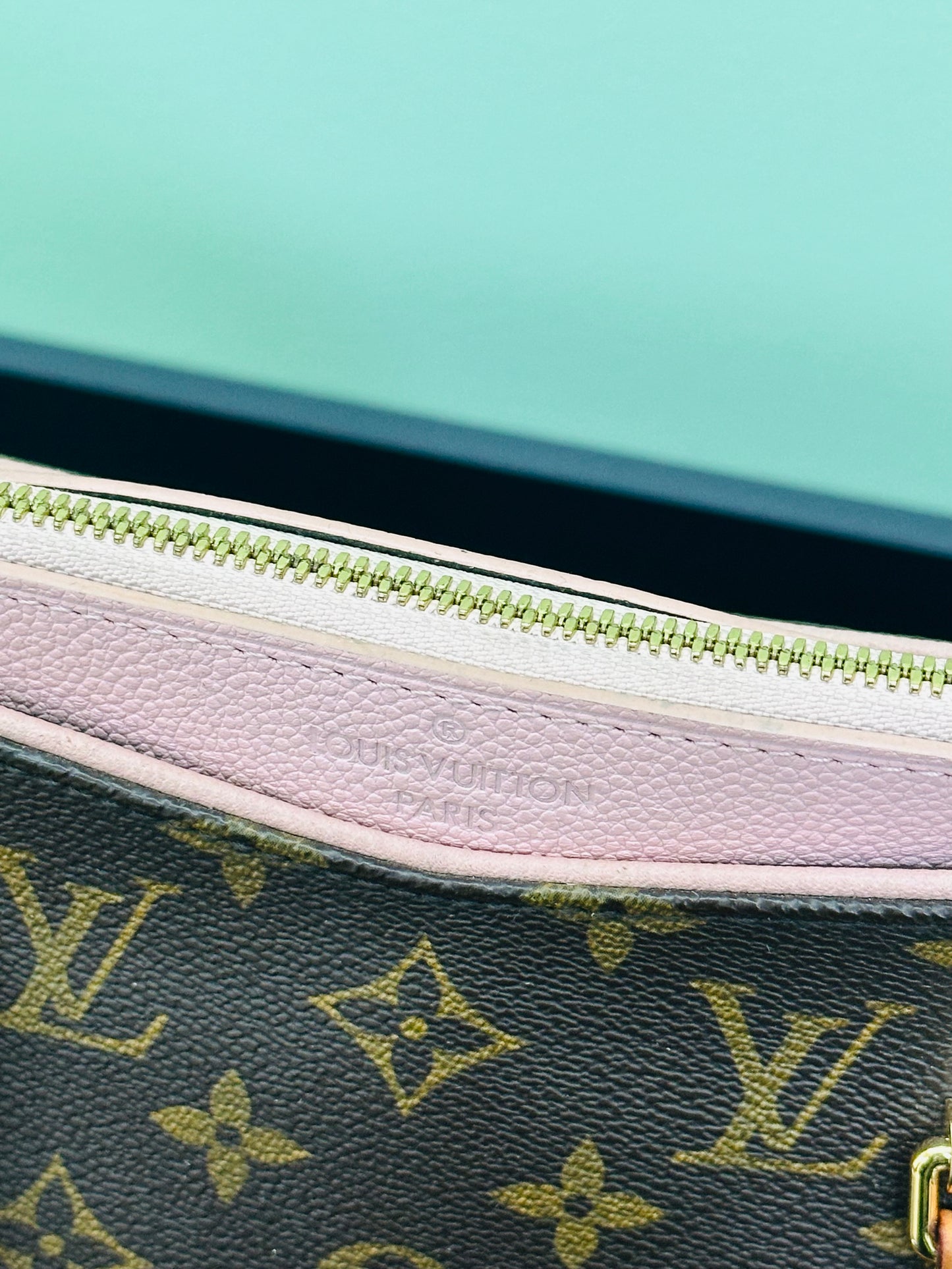 LOUIS VUITTON - Pallas MM – Monogram Canvas