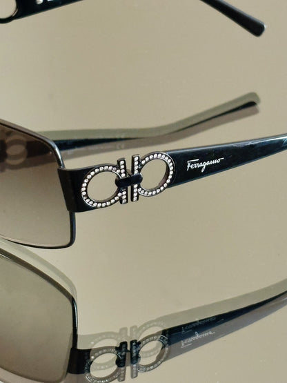 SALVATORE FERRAGAMO - Occhiali da sole – Shield Y2K con Gancini e cristalli