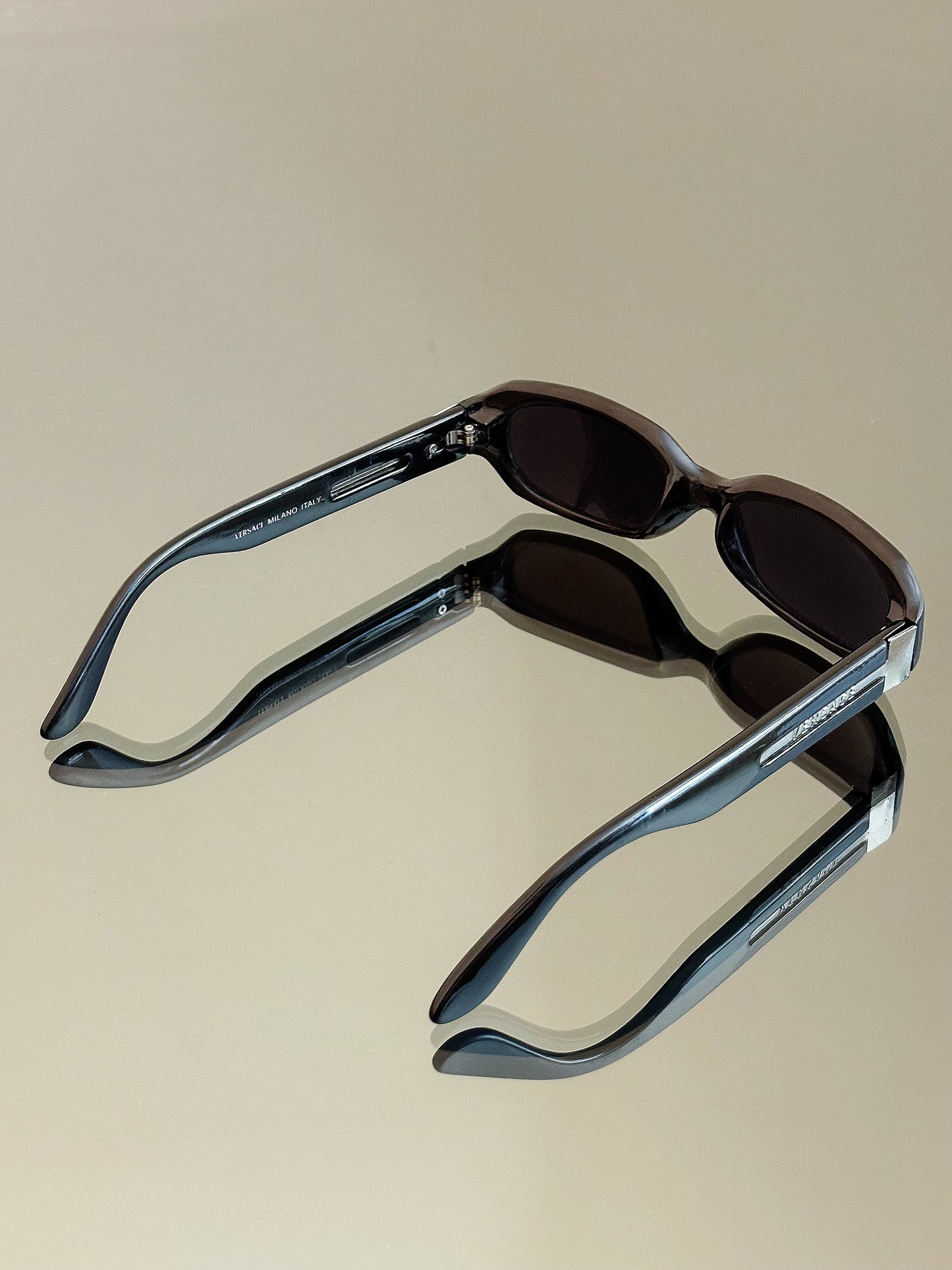 VERSACE - Occhiali da sole P-596 – montatura nera con dettagli metallici