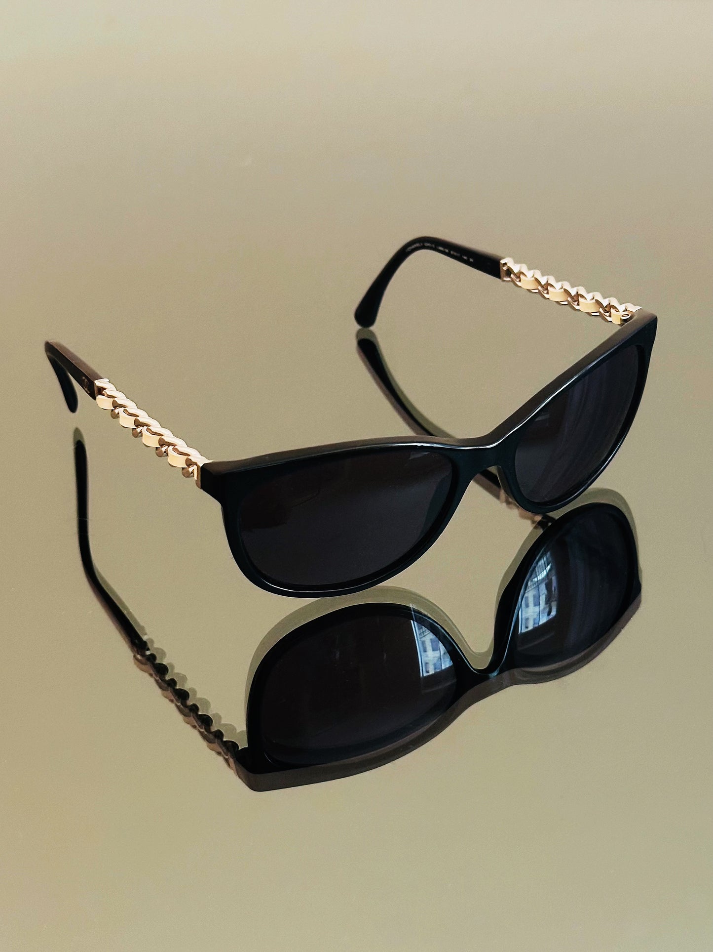 CHANEL - Occhiali da Sole Chanel 5260-Q – Nero con Catena Iconica Oro Champagne