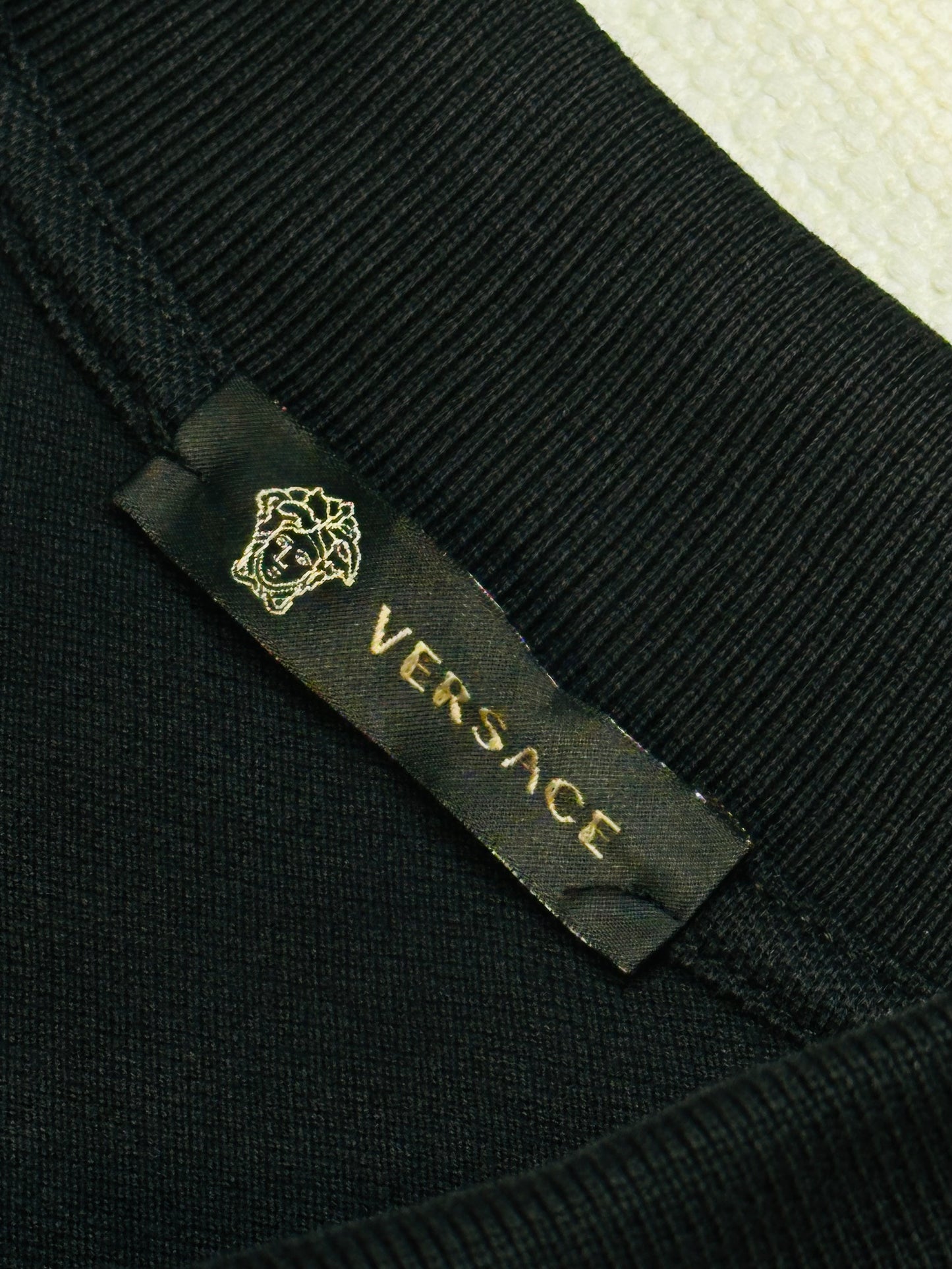 VERSACE – Polo color nero con Medusa Embroidery Edition | M