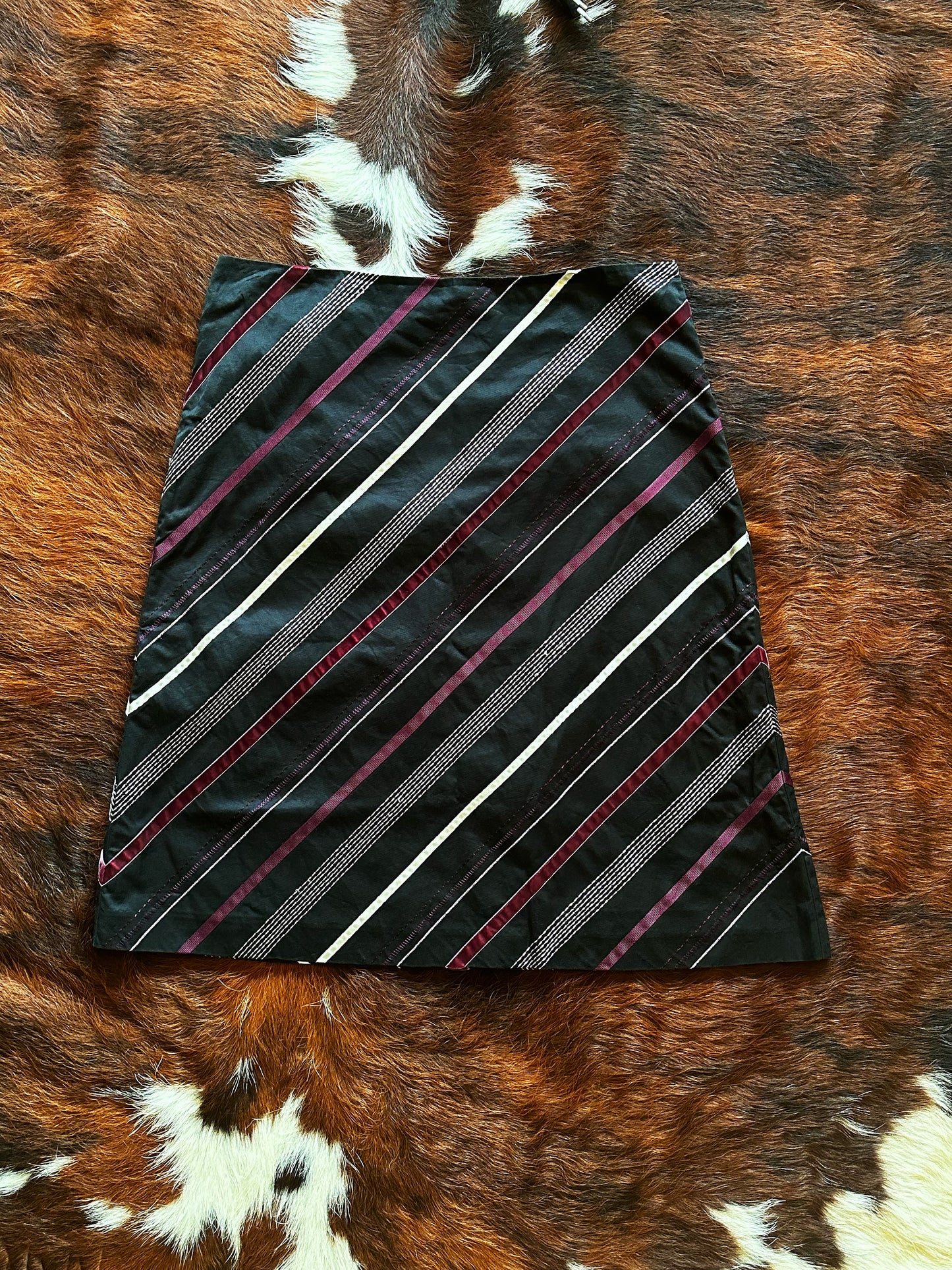 Gonna vintage a trapezio in cotone con righe diagonali – Nero/Ciliegia