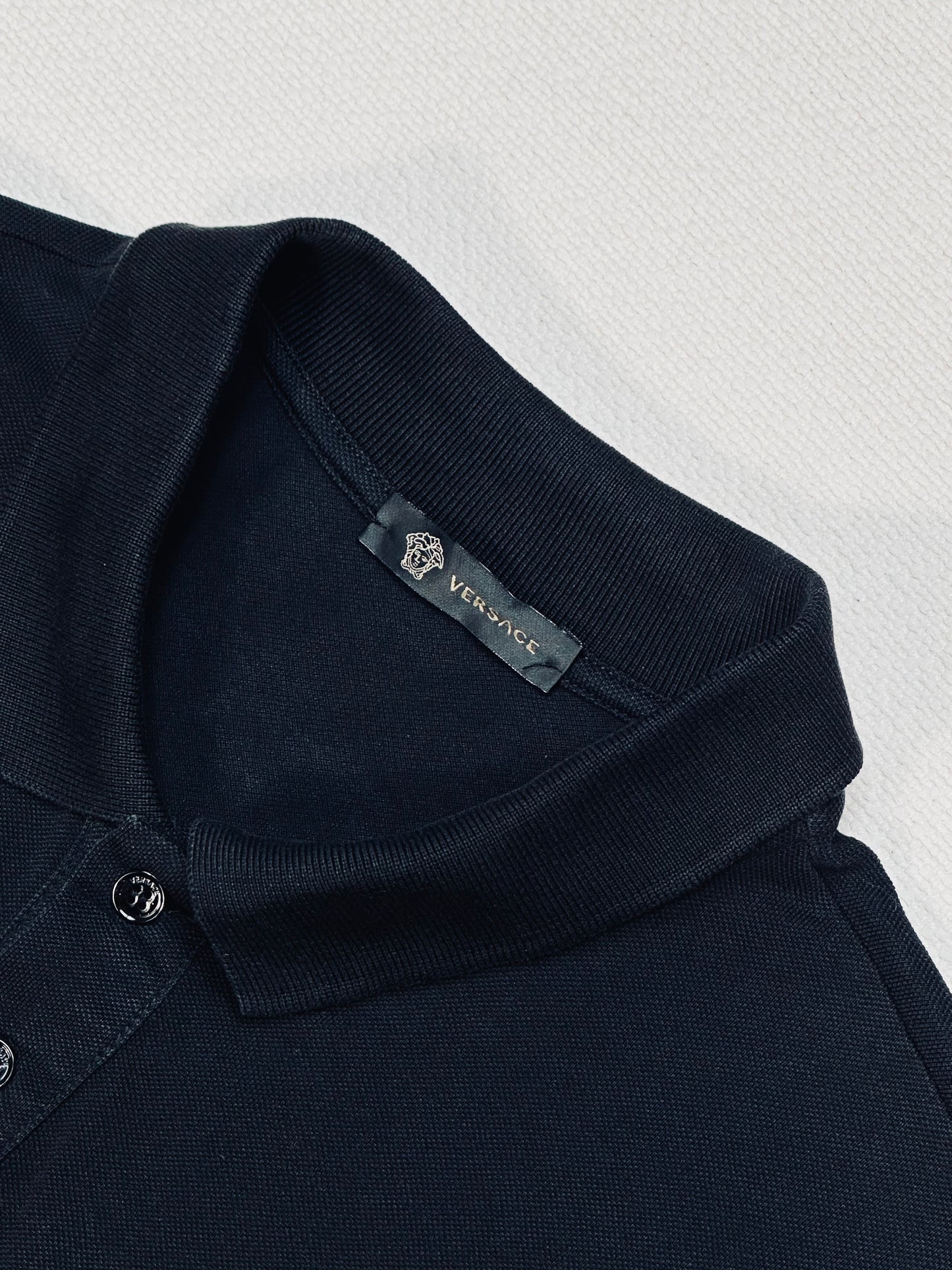 VERSACE – Polo color nero con Medusa Embroidery Edition | M