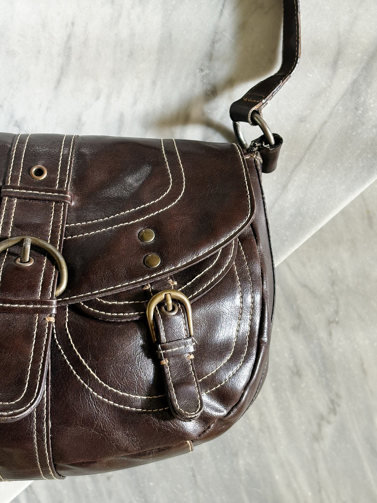 Vintage Y2K Brown Buckle Shoulder Bag – Borsa a Tracolla Marrone con Fibbie e Cuciture a Contrasto