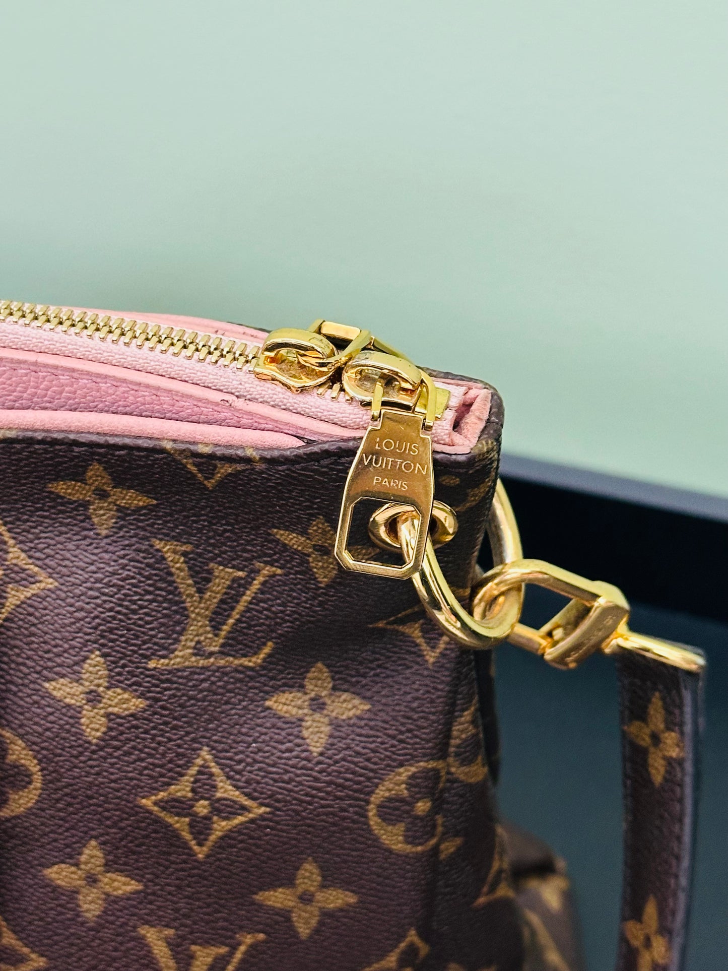 LOUIS VUITTON - Pallas MM – Monogram Canvas