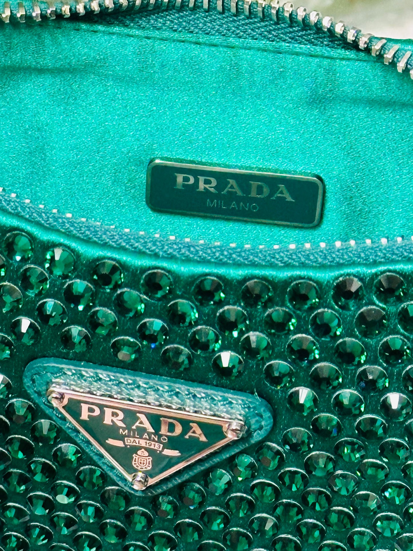 PRADA - Re-Edition 2005 Shoulder Bag – Satin Verde con Cristalli