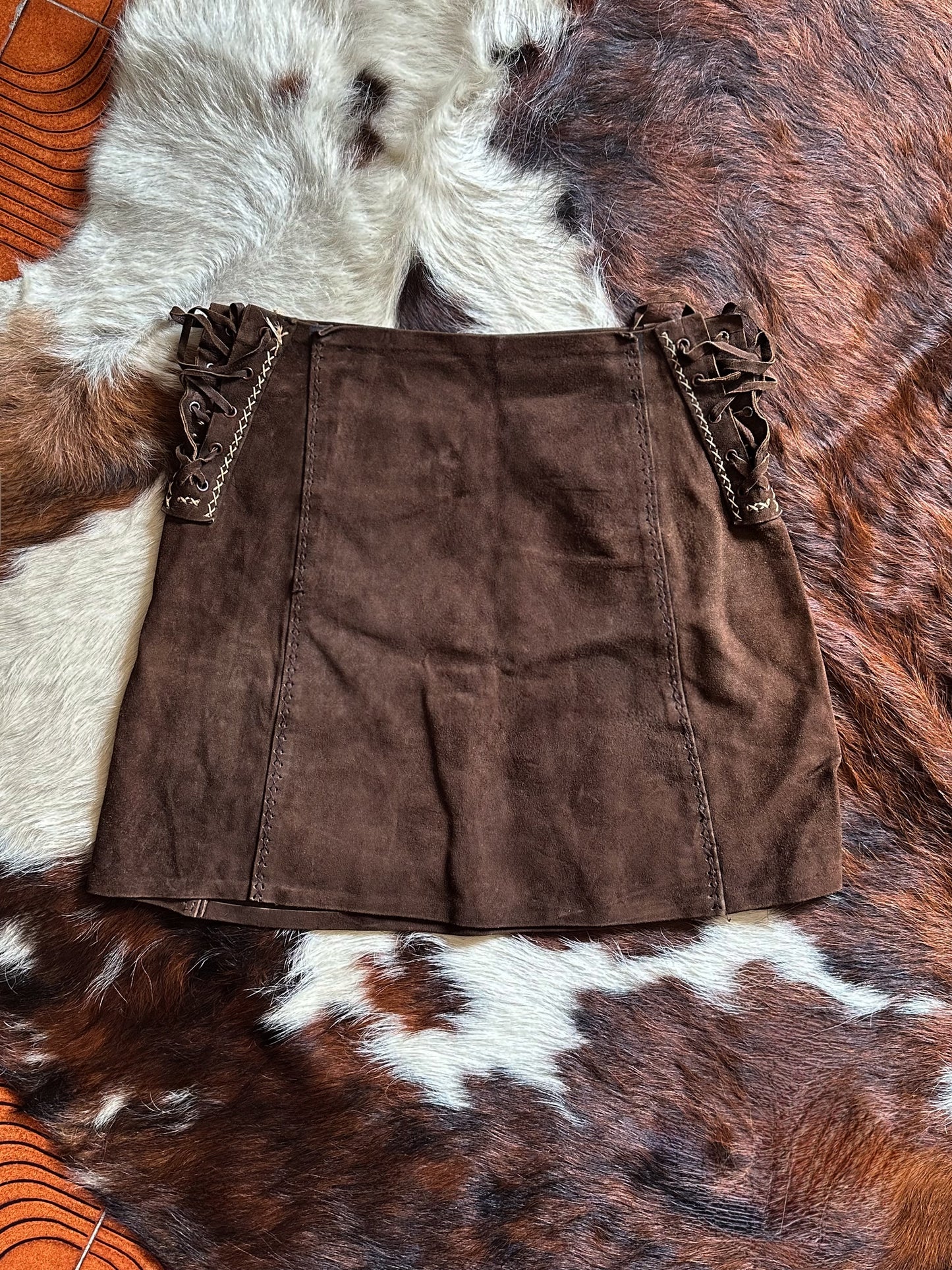 Gonna vintage in pelle scamosciata marrone con lacci laterali