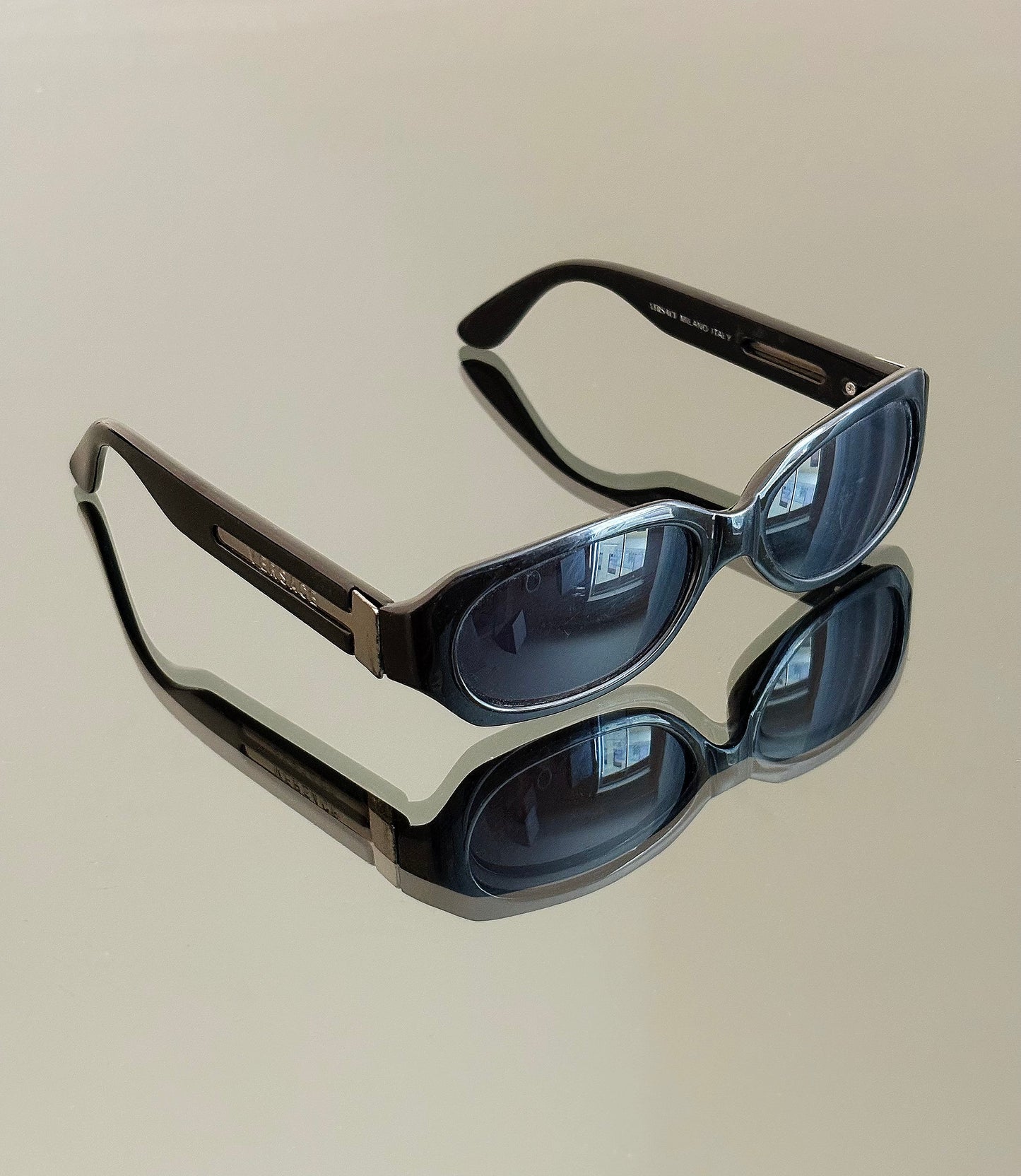 VERSACE - Occhiali da sole P-596 – montatura nera con dettagli metallici