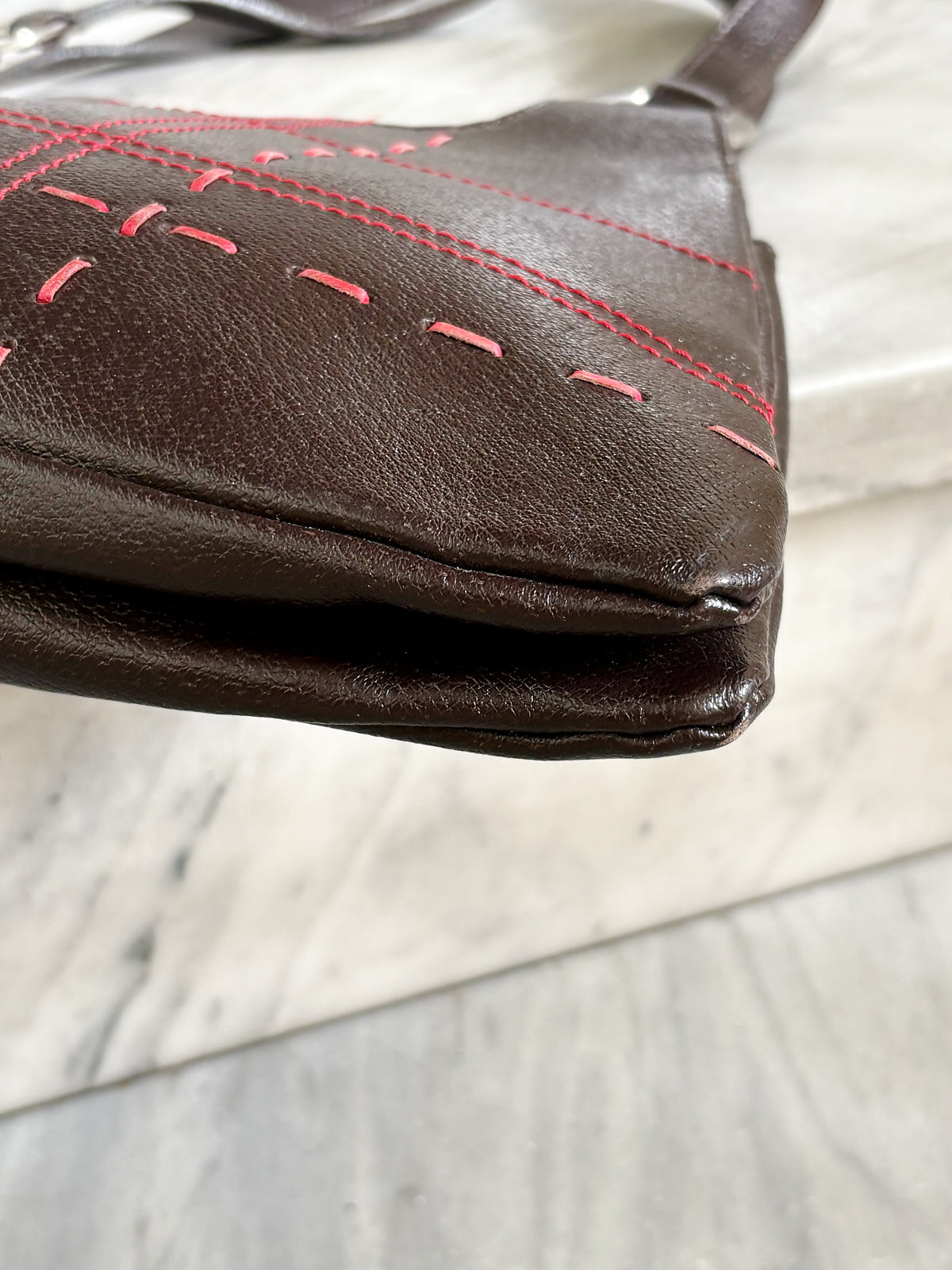 PENNYBLACK - Vintage Y2K Brown Leather Shoulder Bag – Borsa in Pelle Marrone con Cuciture Rosse