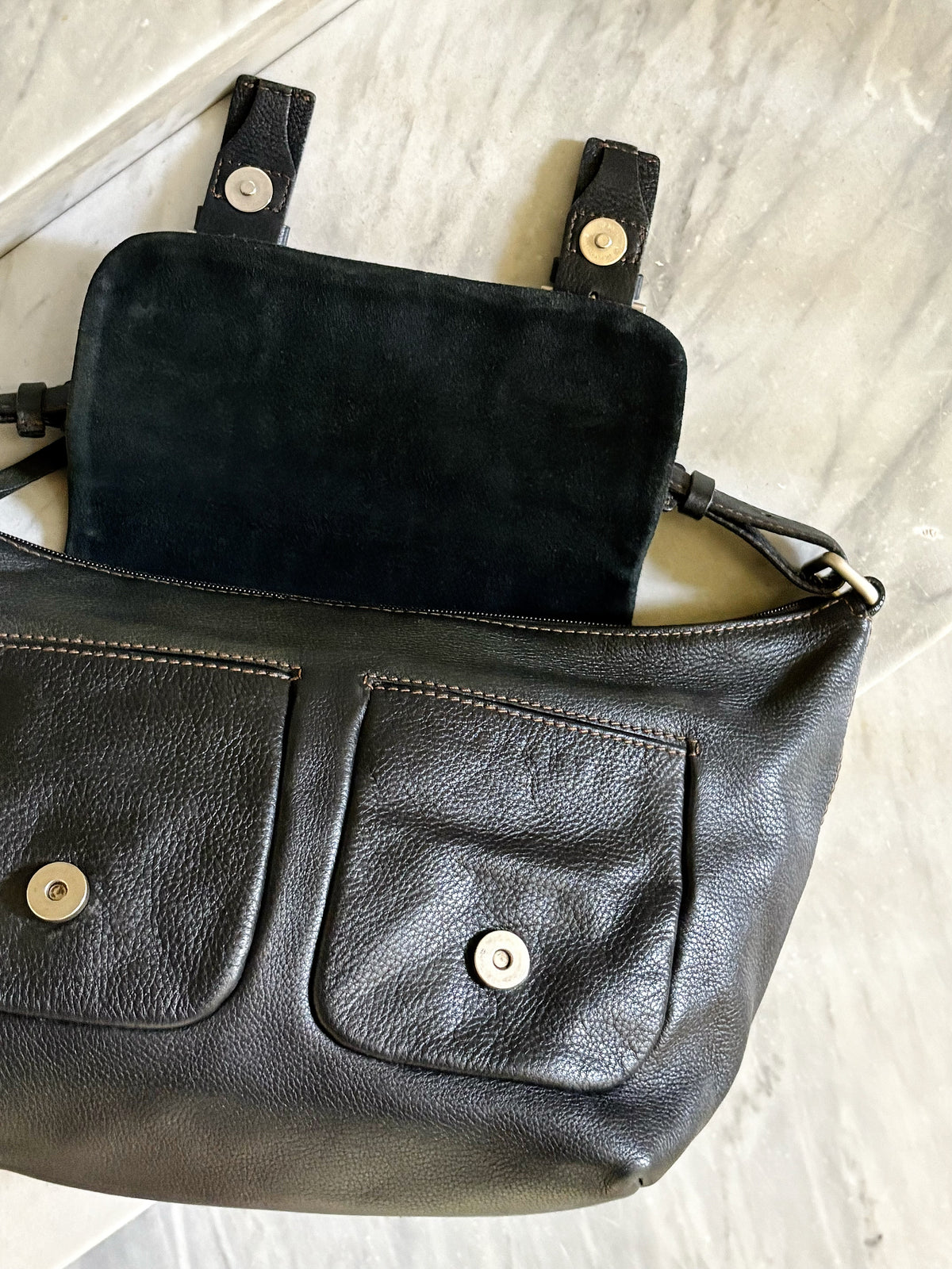COCCINELLE- Borsa vintage a spalla in pelle nera con fibbie e tasche frontali