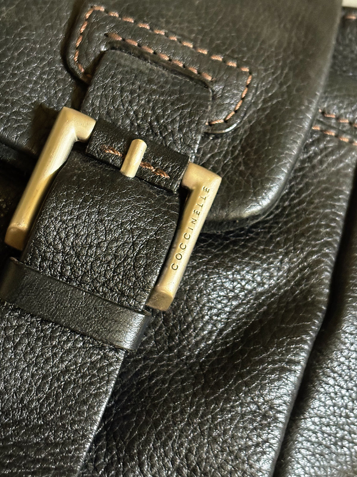 COCCINELLE- Borsa vintage a spalla in pelle nera con fibbie e tasche frontali