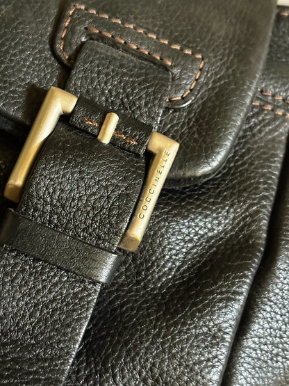 COCCINELLE- Borsa vintage a spalla in pelle nera con fibbie e tasche frontali