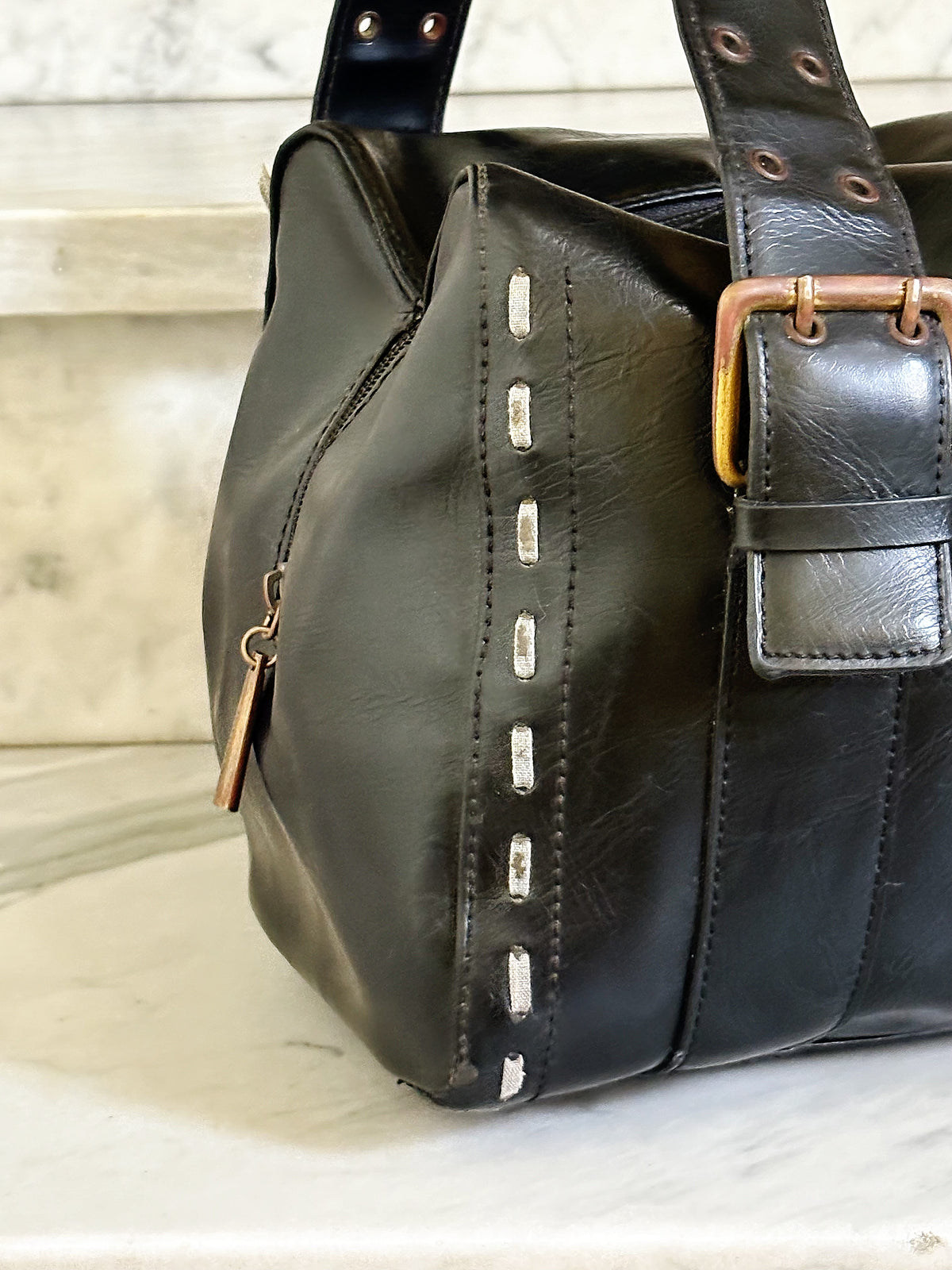 Borsa vintage Y2K in pelle nera – Bowling Bag con fibbie e cuciture a contrasto