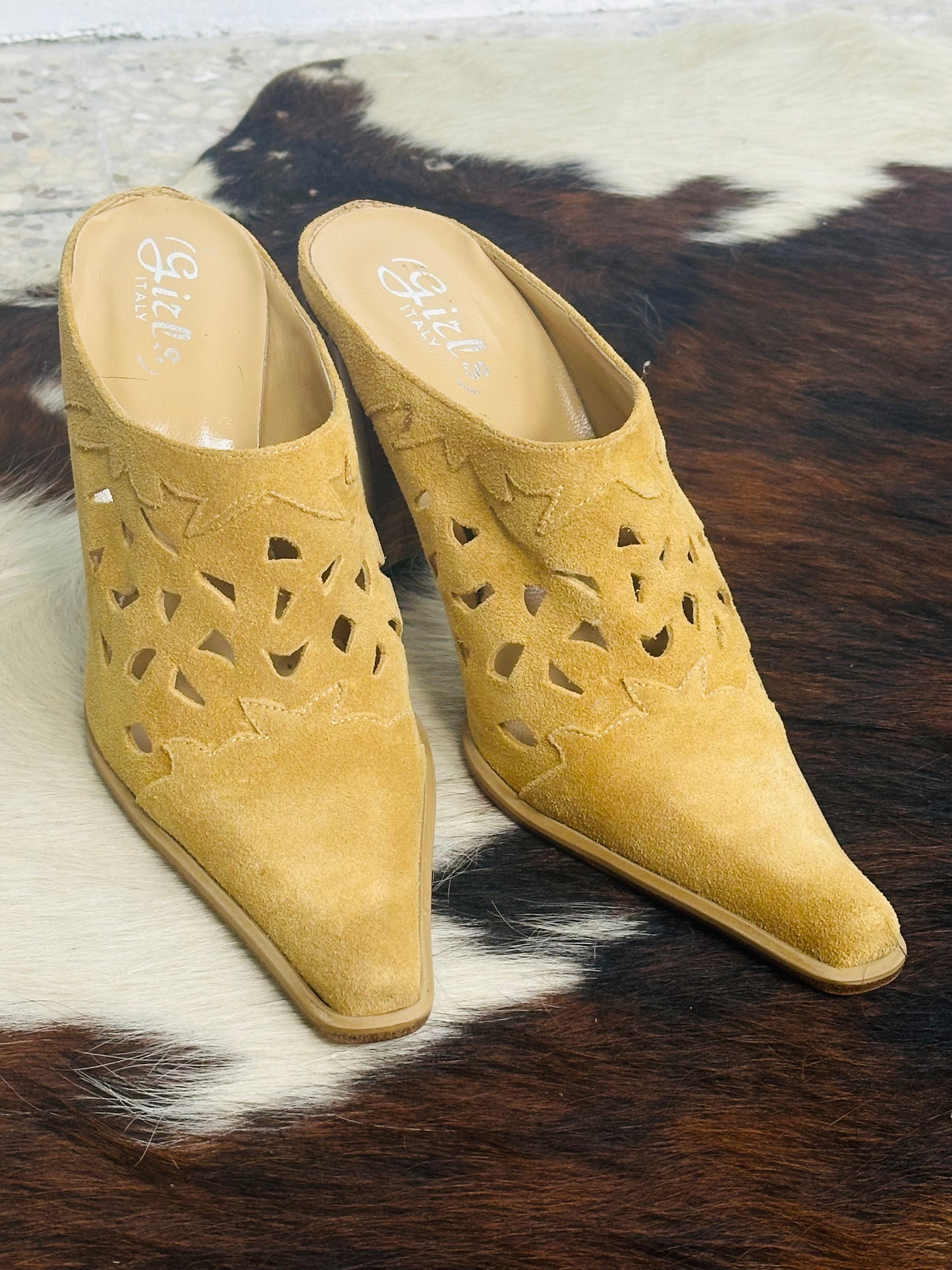 Mules Vintage in Camoscio Giallo Ocra con Intagli – Made in Italy | Taglia 38