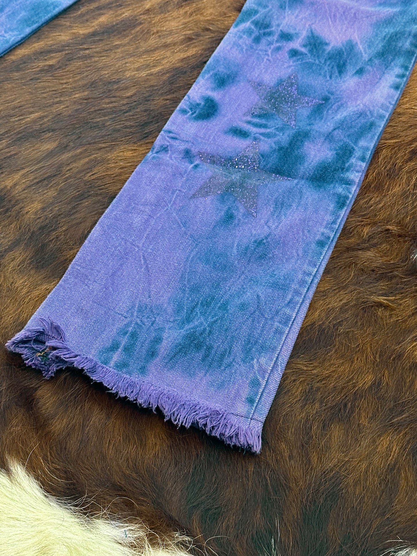 MISS SIXTY – Jeans Viola Tie-Dye Y2K con Stelle Glitter e Fondo Sfilacciato